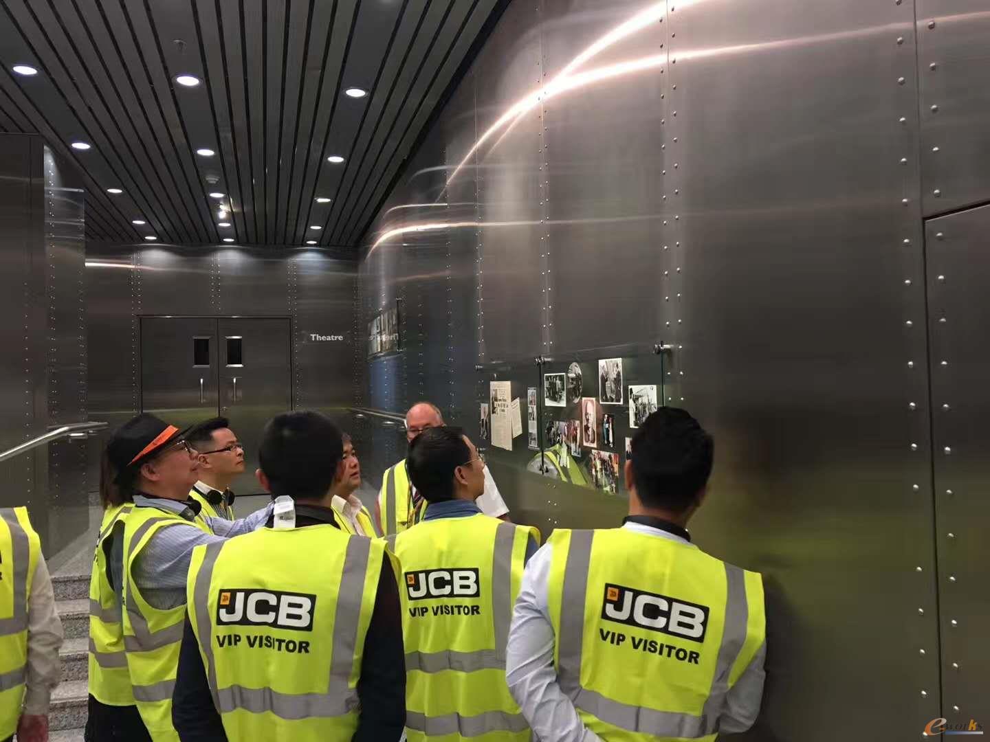 考察团参观了JCB的企业文化和产品展厅