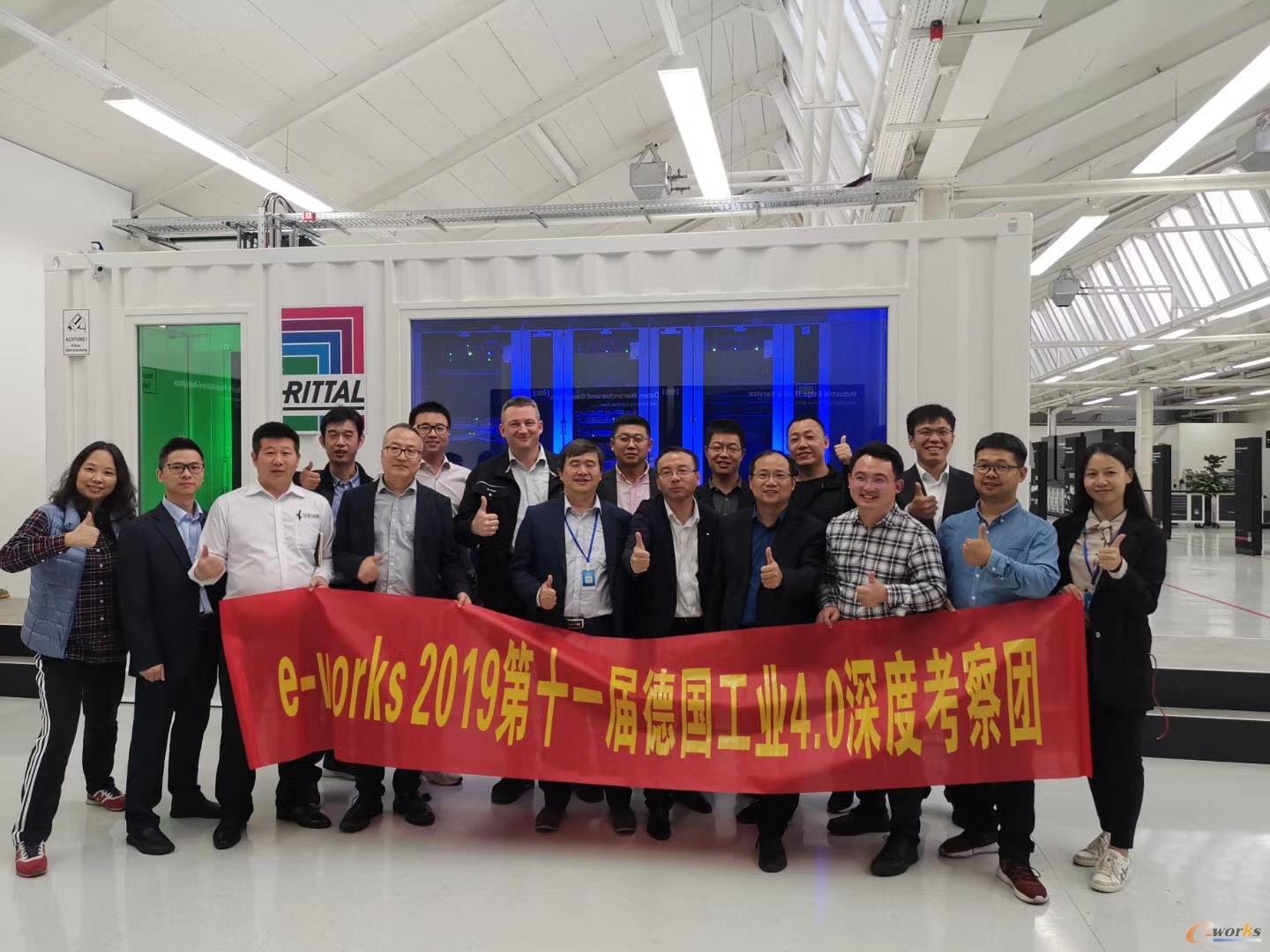 考察团成员在威图合影