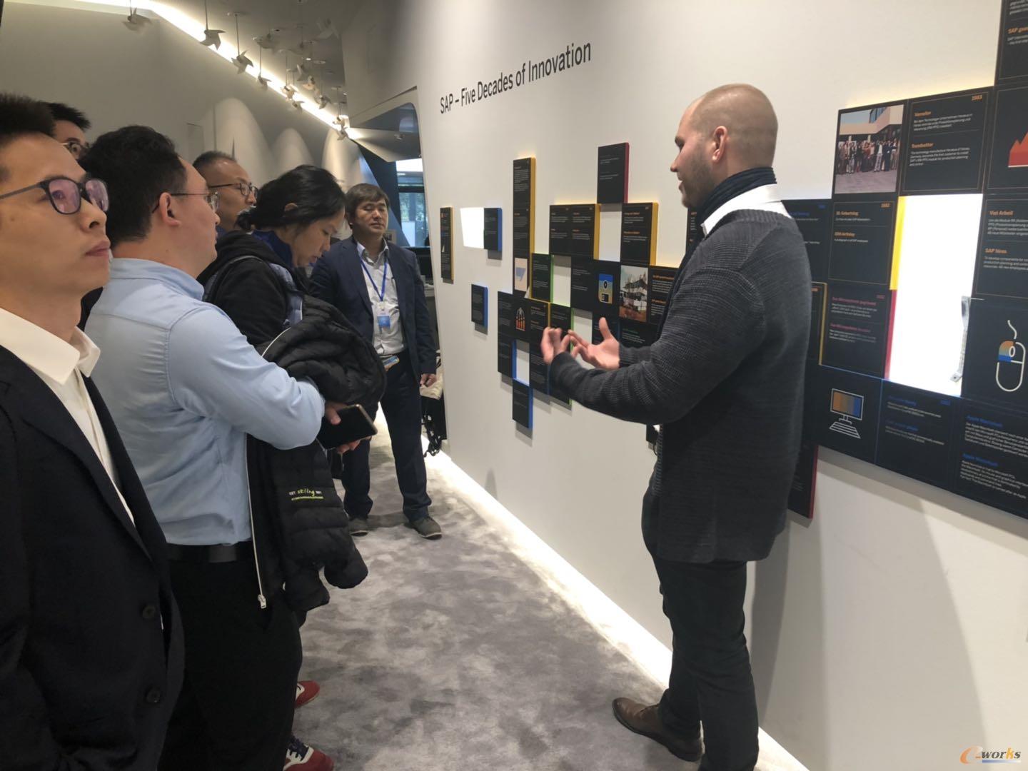 参观“SAP—Five Decades of Innovation”长廊
