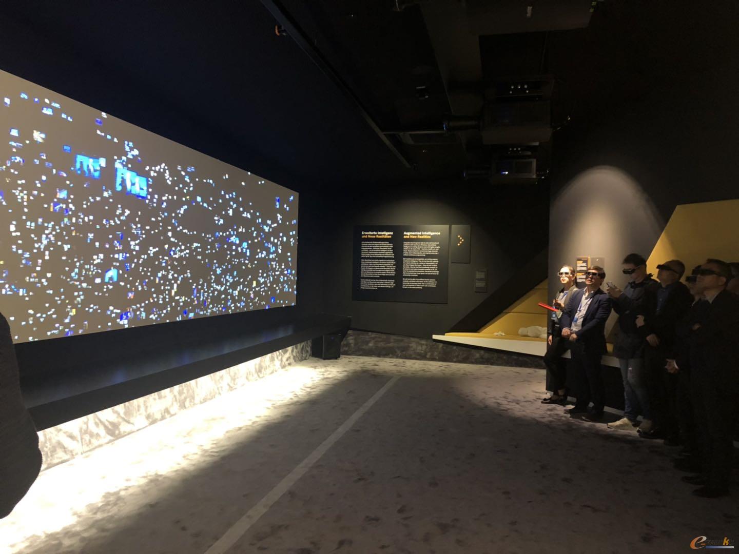 参观“SAP—Five Decades of Innovation”长廊