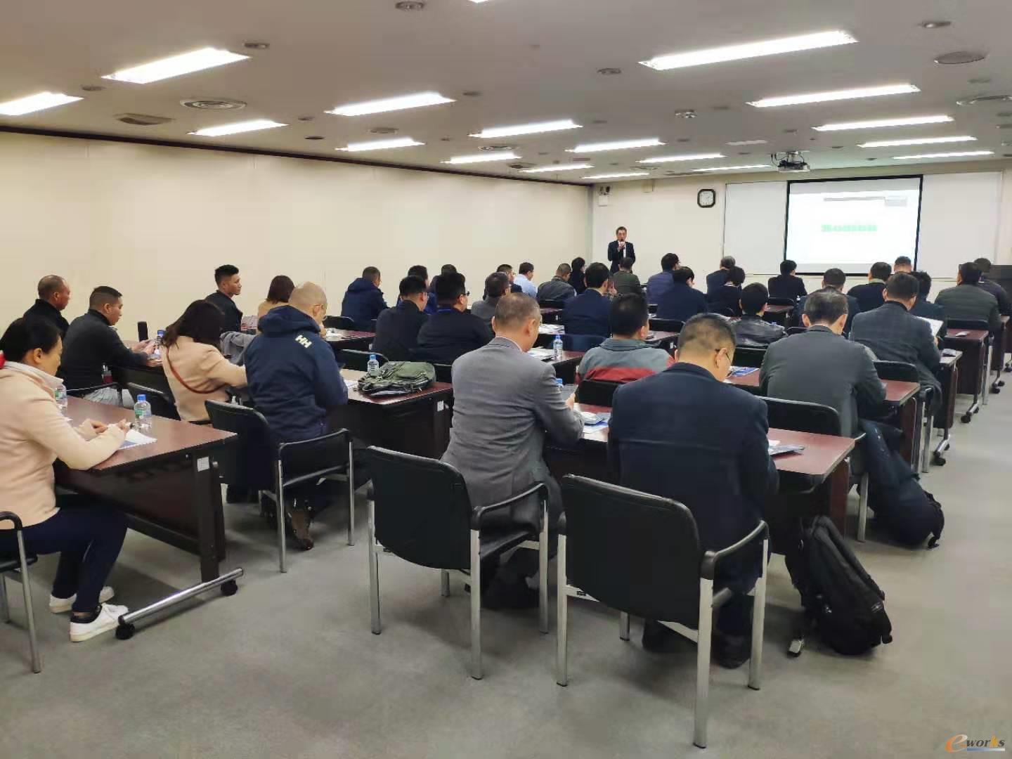 考察团一行参观沙迪克