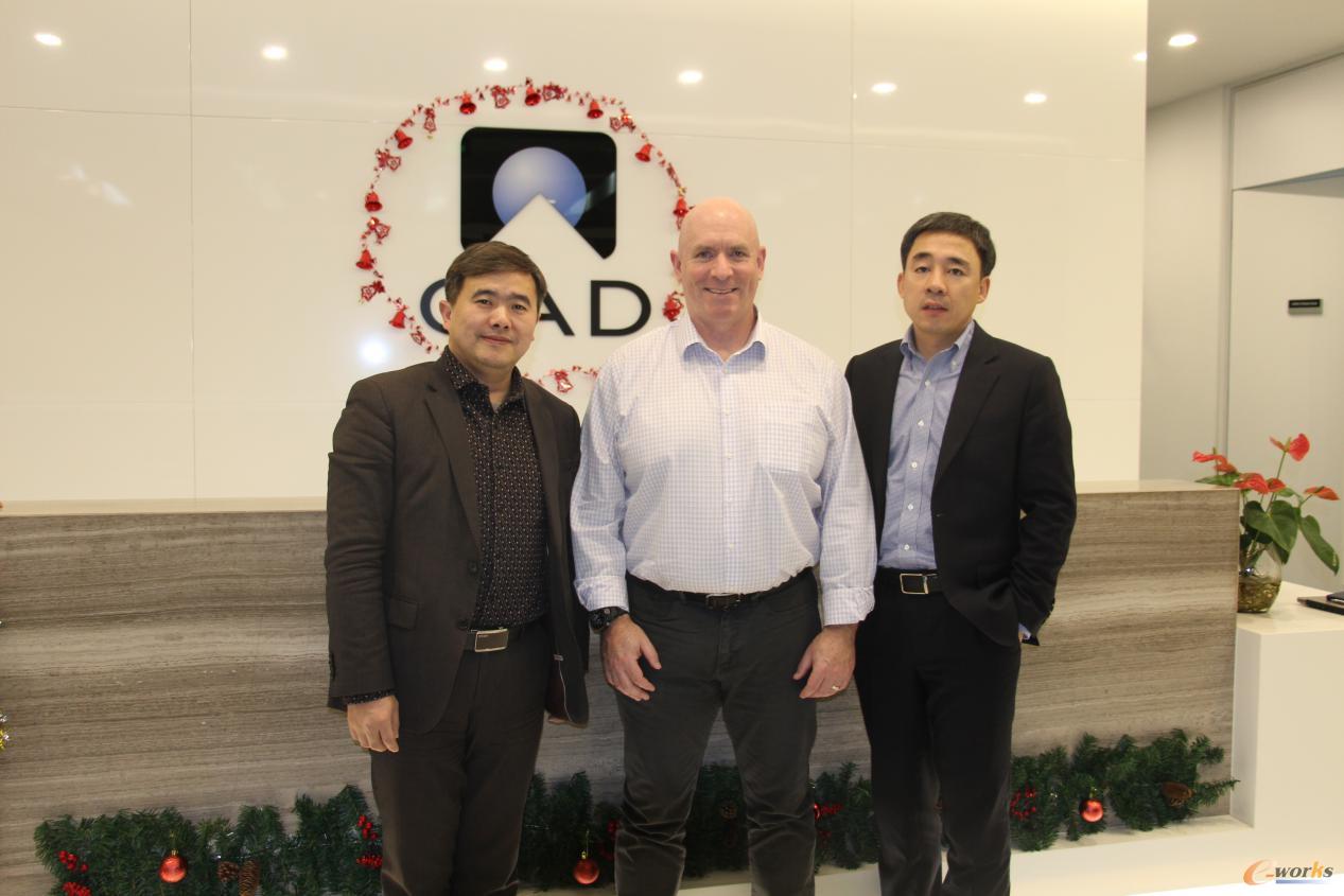 QAD CEO Anton Chilton先生（中）、QAD大中华区总经理陈和平先生（右）与黄培博士合影