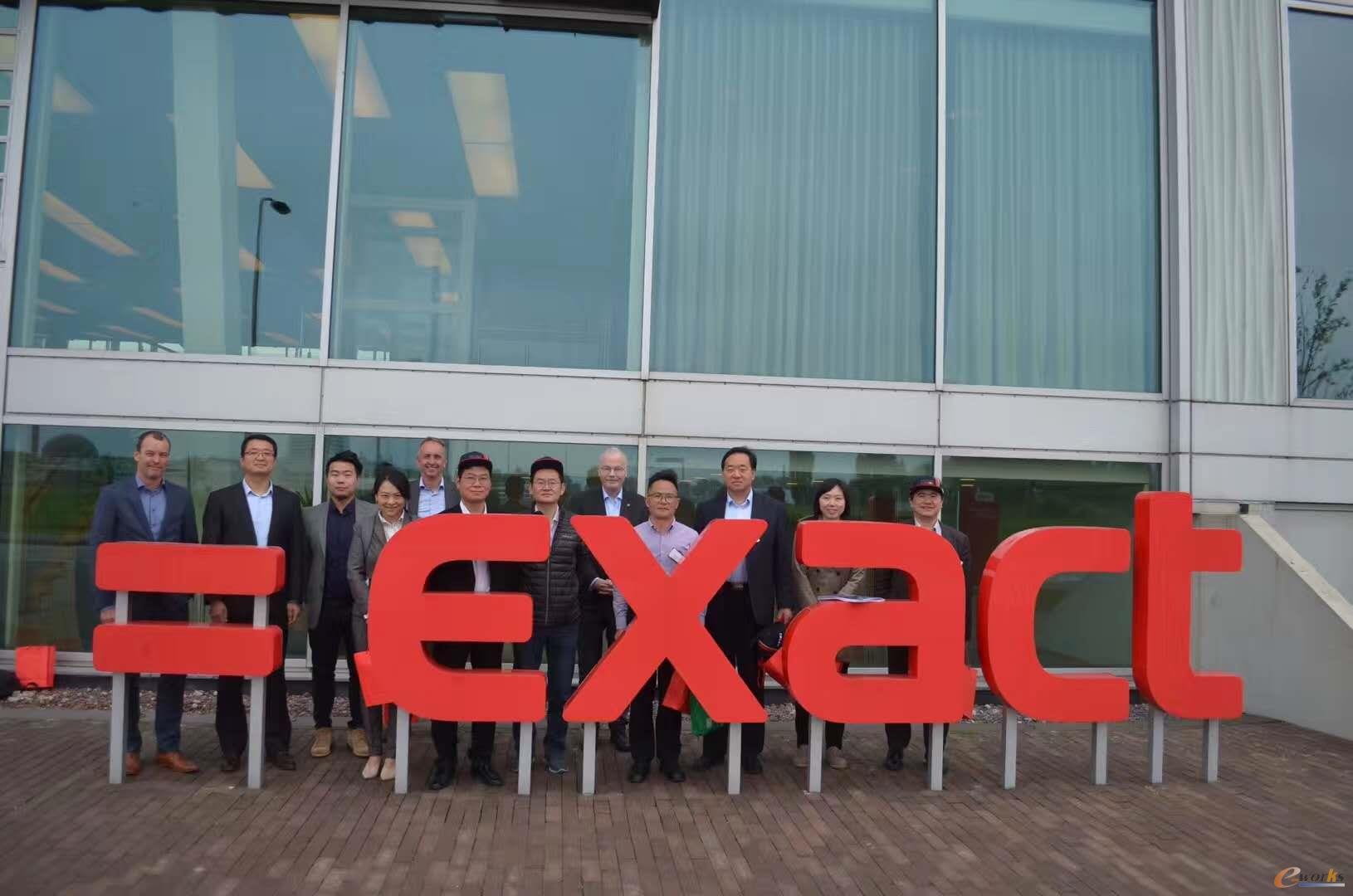 考察团成员在Exact Software总部合影