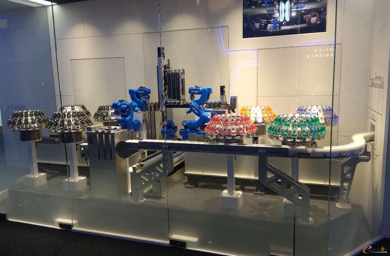 超小型机器人组装迷你汽车的生产线