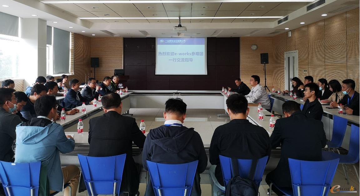 考察团与一汽解放发动机事业部锡柴工厂领导交流互动