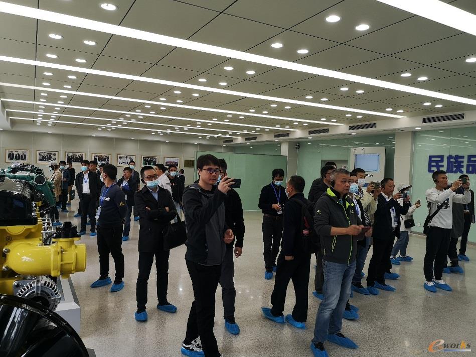 考察团参观一汽解放无锡柴油机惠山工厂