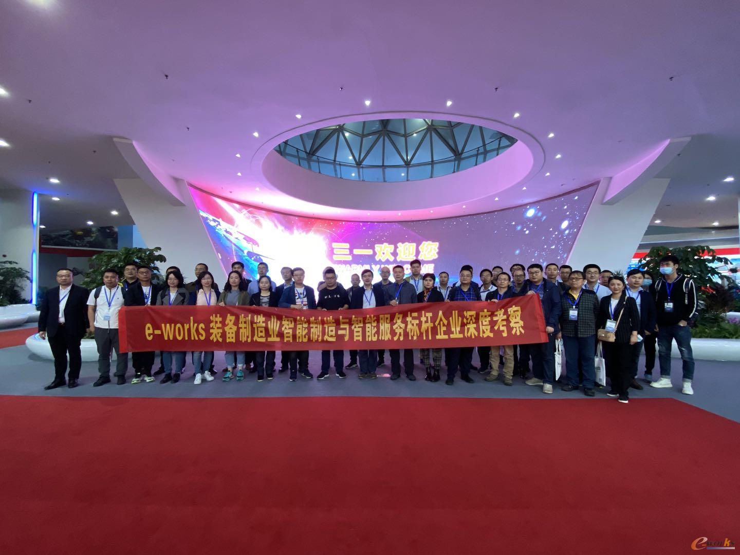 考察团成员在三一重工合影