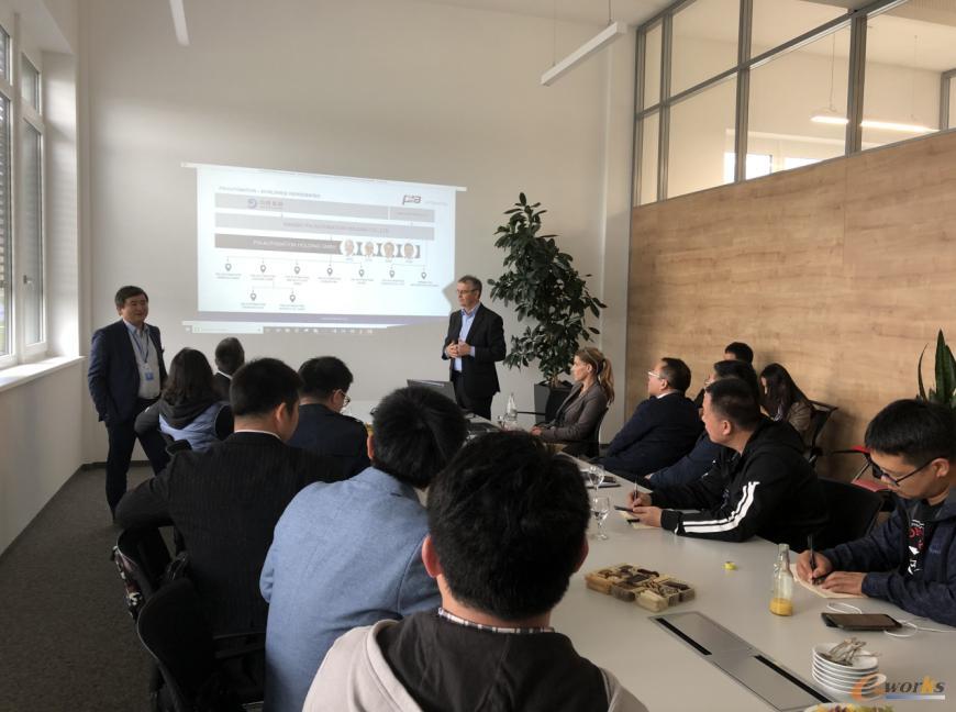 Hubert Reinisch博士为考察团介绍PIA的基本情况