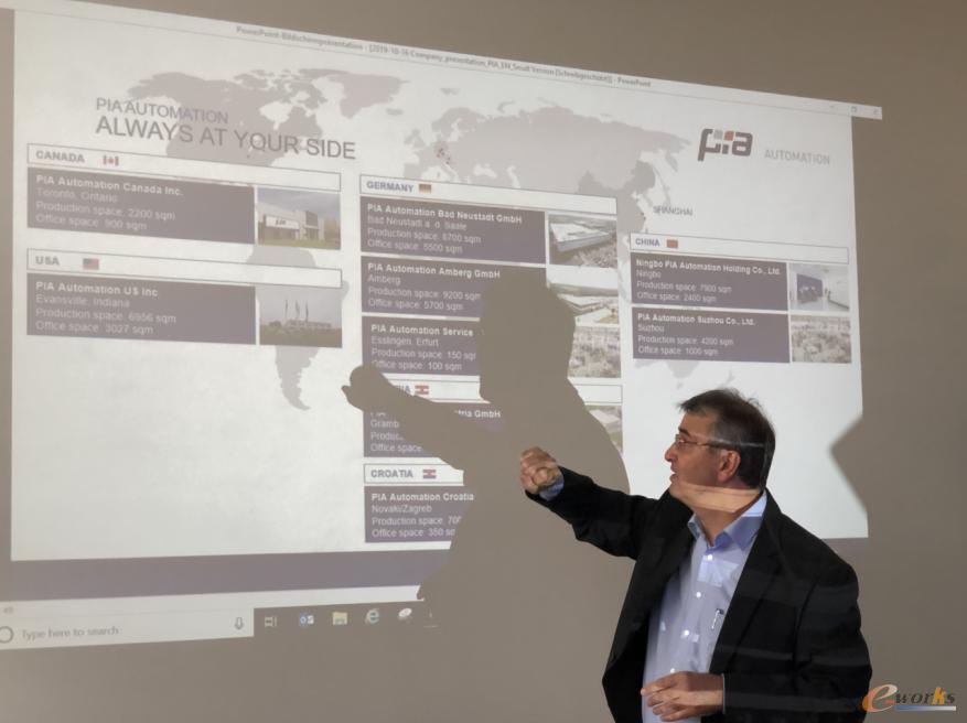 Hubert Reinisch博士为考察团介绍PIA的基本情况