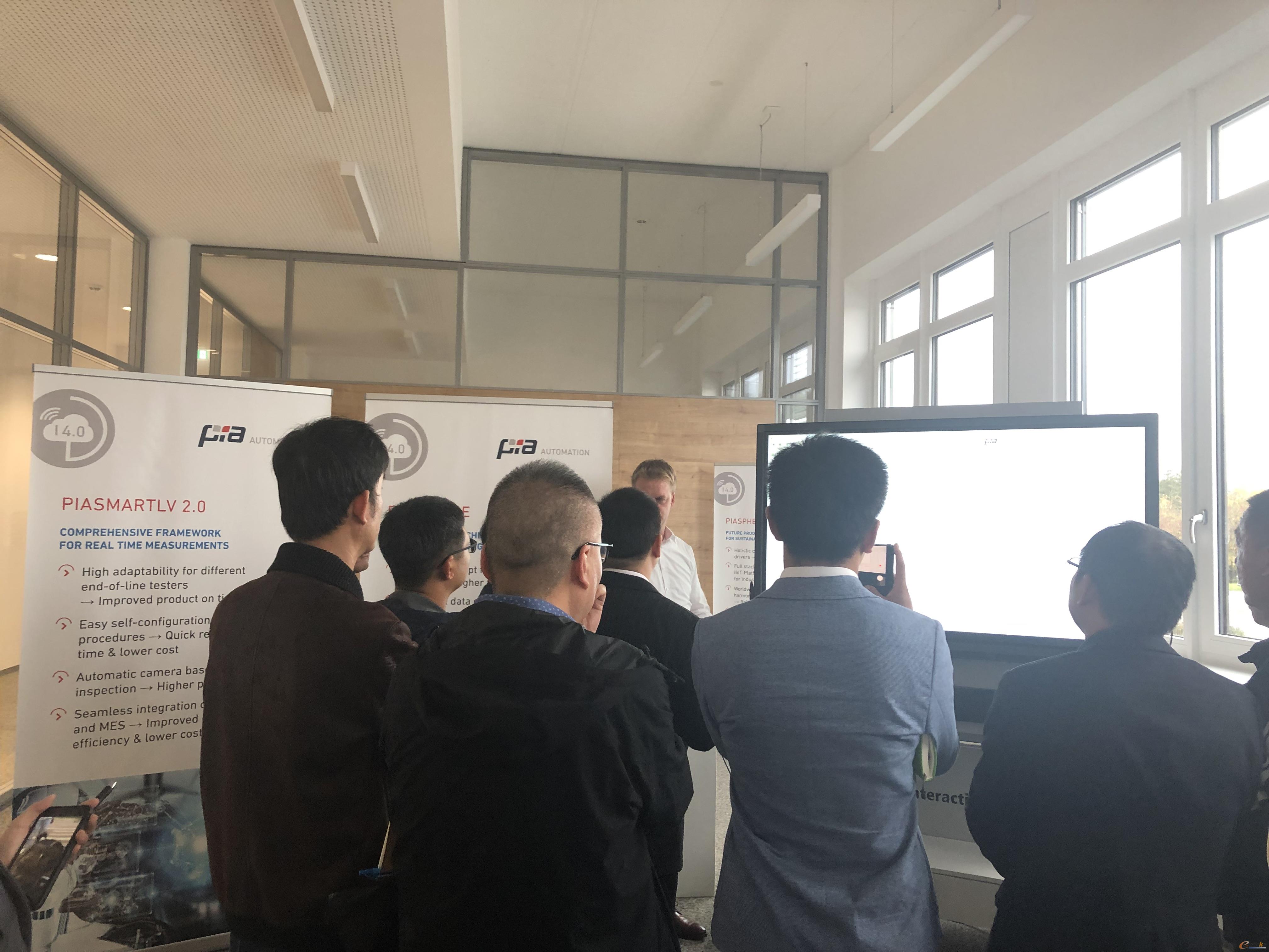 软件开发工程师为考察团演示设备监控软件