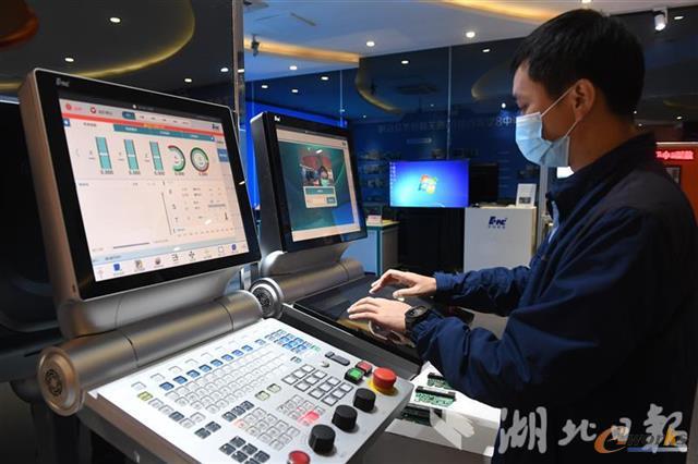 华中数控工程师正在调试华中9型数控系统