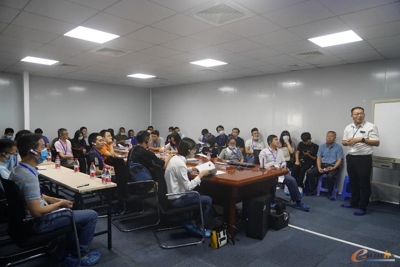 考察团在宇瞳光学交流