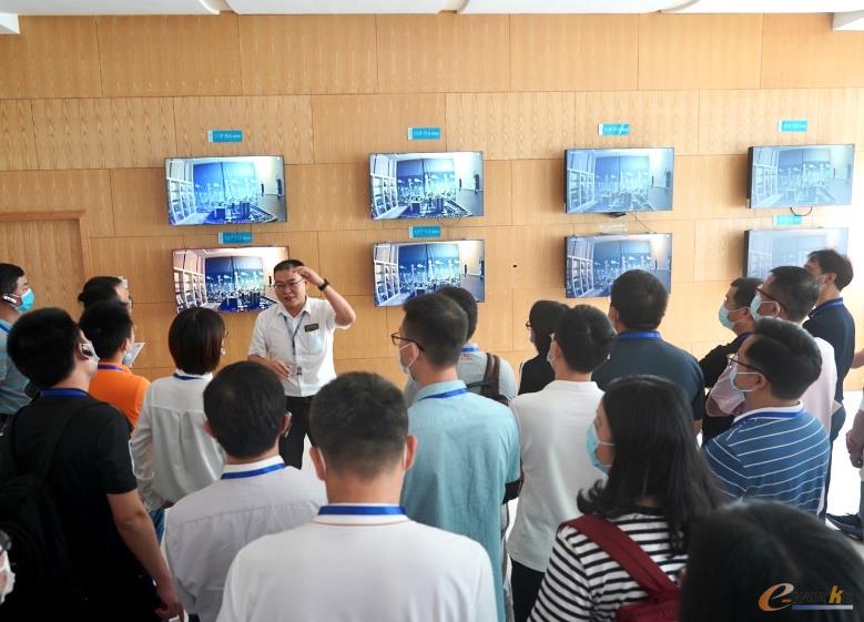 考察团员体验宇瞳黑光镜头