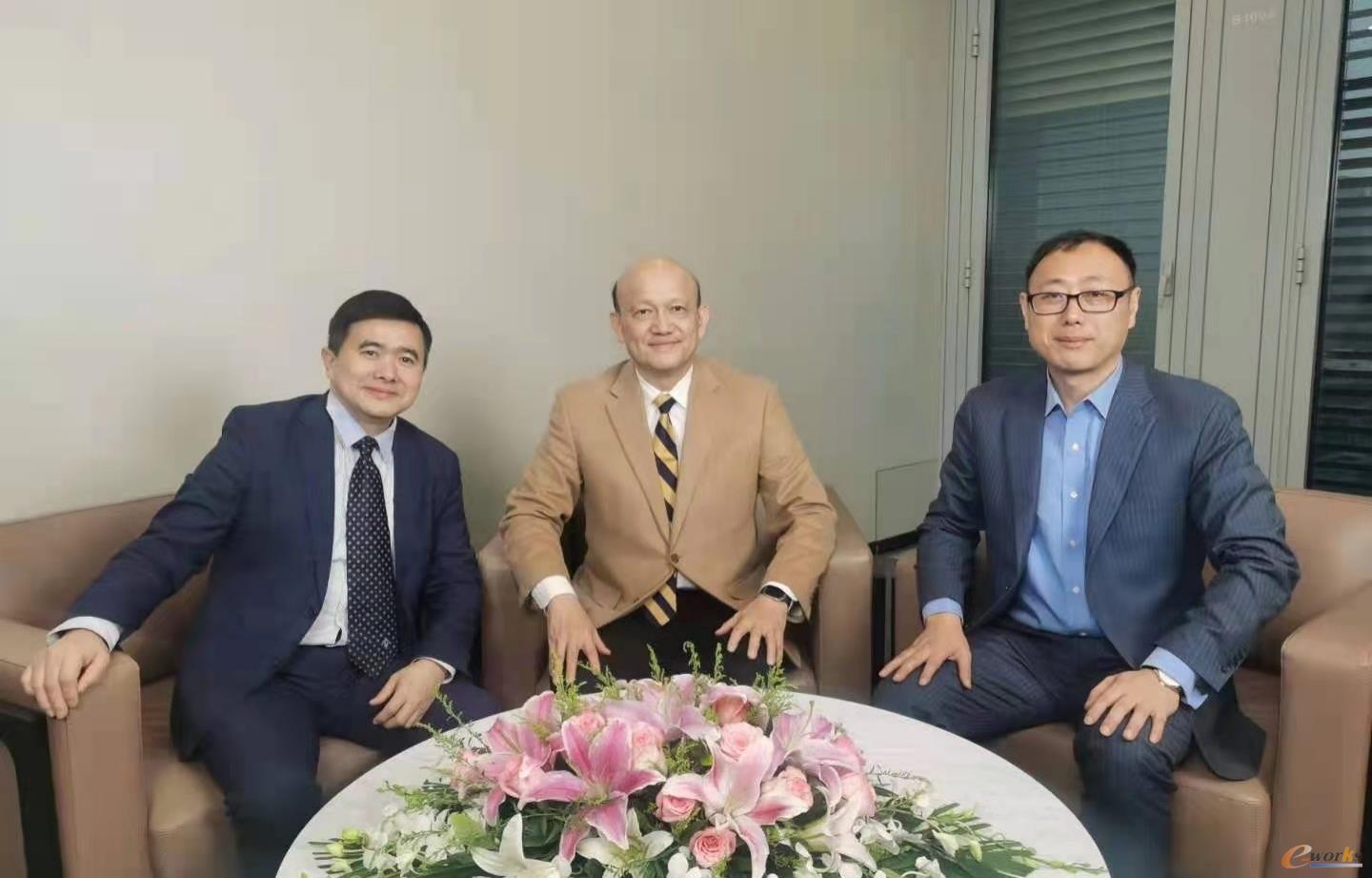 左起：e-works数字化企业网总编黄培博士、西门子数字化工业软件全球高级副总裁兼大中华区董事总经理梁乃明先生、西门子MindSphere中国业务负责人华琦先生