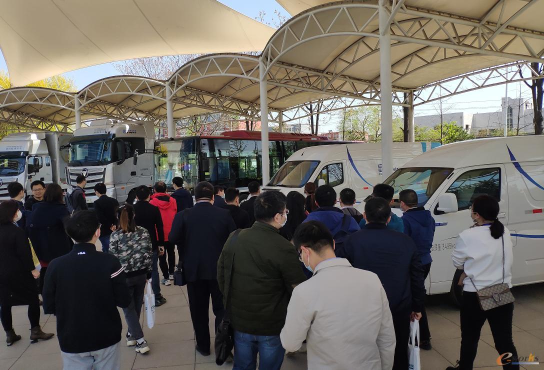 考察团参观福田展车