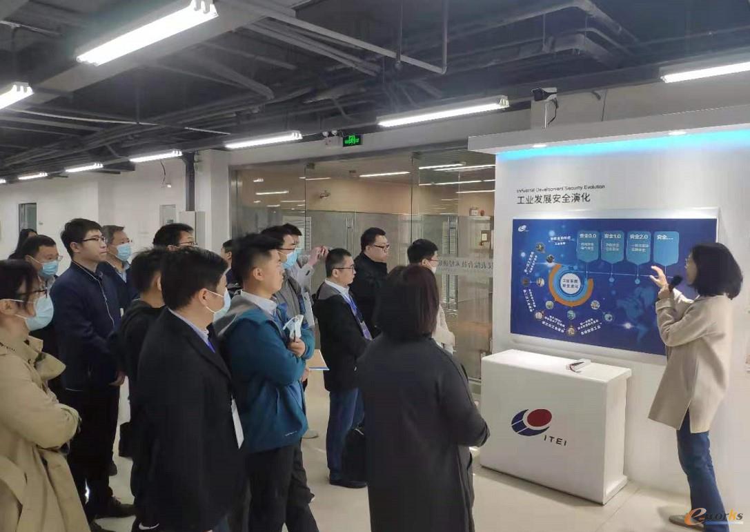 工作人员向考察团介绍智能制造安全一体化试验平台