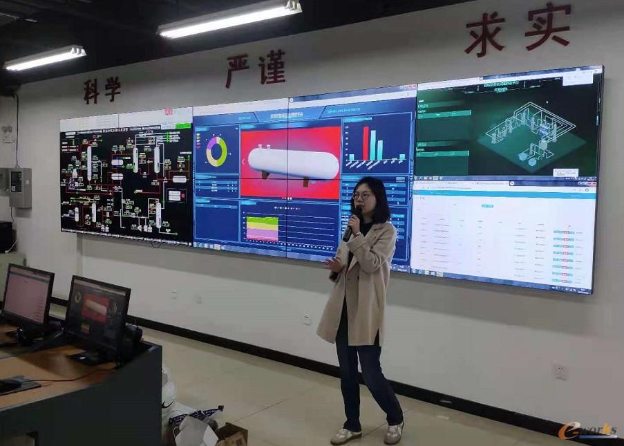 工作人员向考察团介绍智能制造安全一体化试验平台