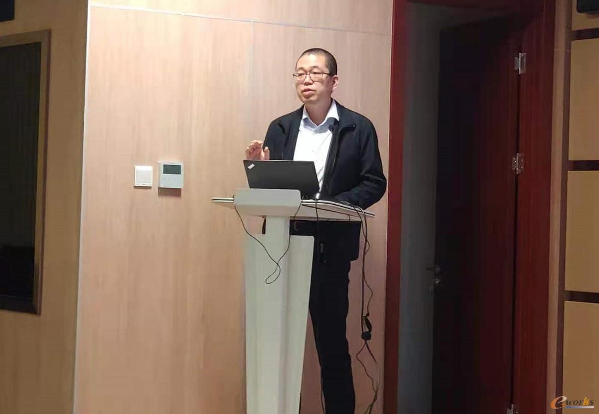 仪综所柳博士向考察团解读数字化车间标准