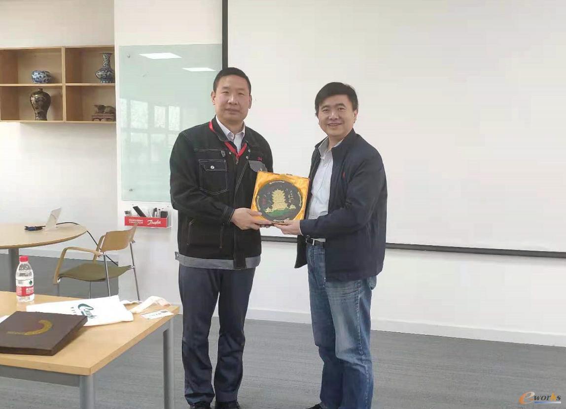 e-works考察团团长黄培博士赠予张瑞兴总监礼物留念