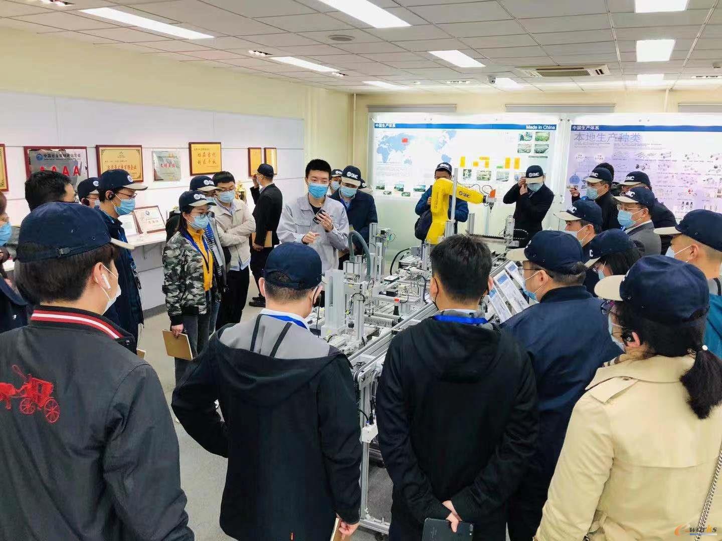 考察团参观SMC中国研发中心展厅