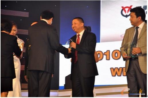 颁奖典礼晚会上，浩辰CAD总裁陆翔，正在接受世界知识产权组织副总干事王彬颖女士、国家广播电影电视总局副局长田进先生颁发的“版权（中国）---推广运用金奖”