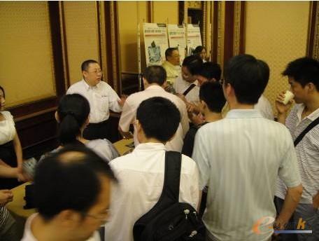 现场客户与凌华专家积极交流