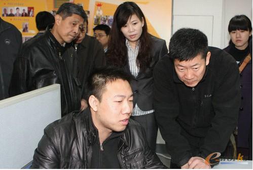 在MFG事业部，阎晓宏副局长和随行领导观看MFG高工演示浩辰CAD机械软件的设计运用