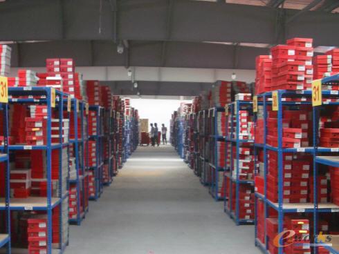 每个货位按排*列*层规则编号并贴有相应的条形码