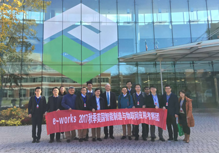 考察团成员在PTC公司大楼前合影