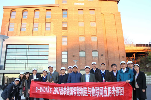 考察团成员在Stratus公司大楼前合影