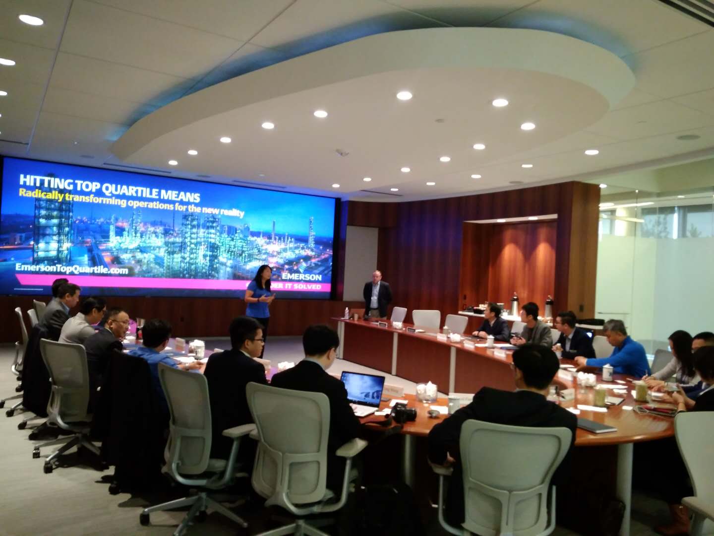 考察团成员在Emerson公司交流学习