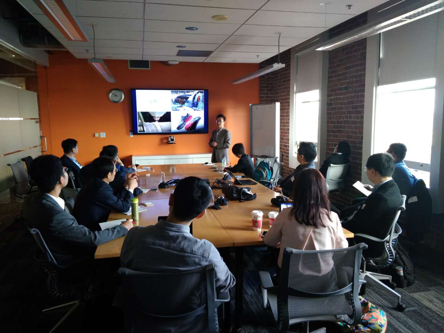 考察团成员在AUTODESK公司交流学习