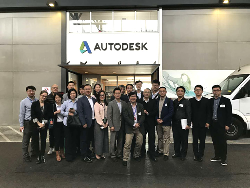 考察团成员在AUTODESK公司大楼前合影