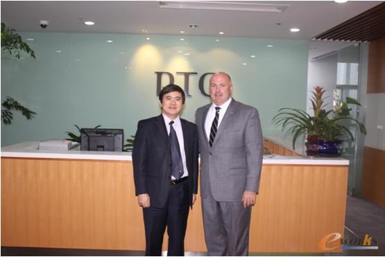 黄培博士（左）和Robert Kocis先生（右）