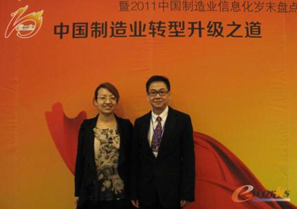 右为广西玉柴重工有限公司首席运营官简仪，左为记者