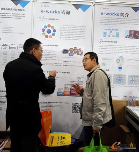优制网负责人韩经理在向参展人员介绍优制网