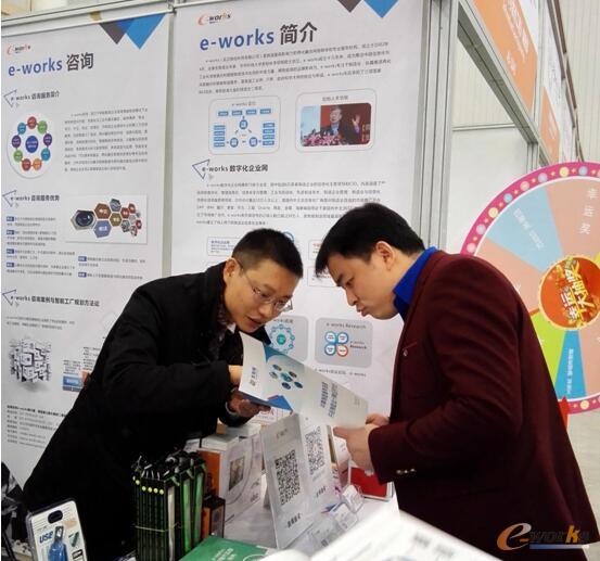 优制网负责人韩经理在向参展人员介绍优制网
