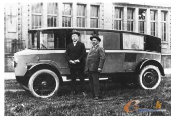 1925年空气动力学专家DrEdmund Rumpler（左）