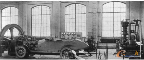 1911年100马力的奔驰赛车在实验台上