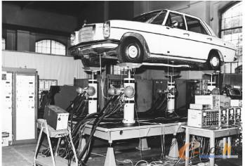1990年液压冲击实验台