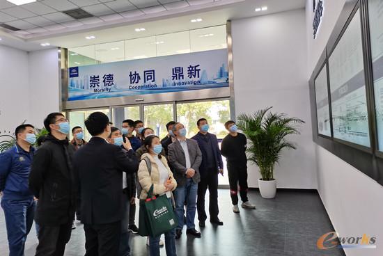 参观宇通展厅