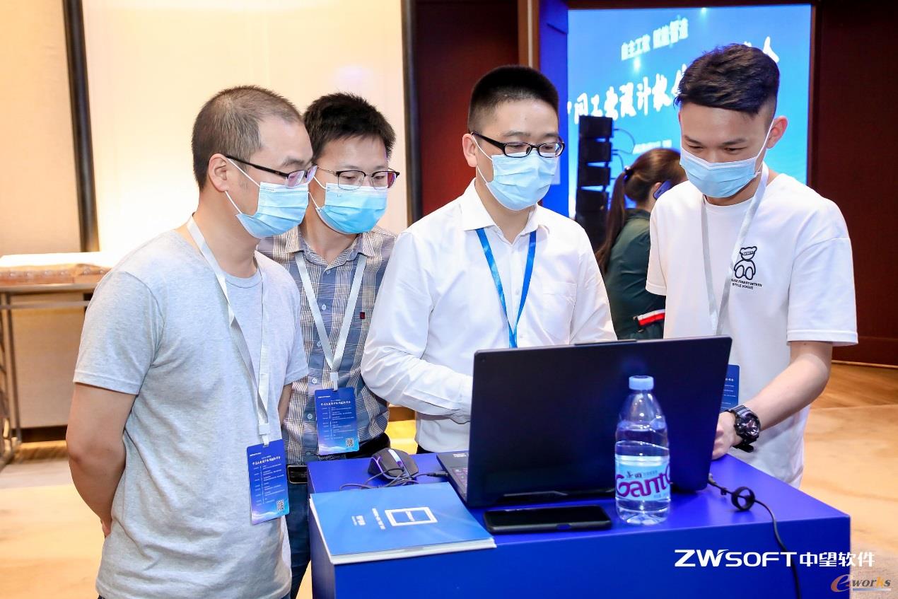 与会企业用户现场操作体验中望系列产品