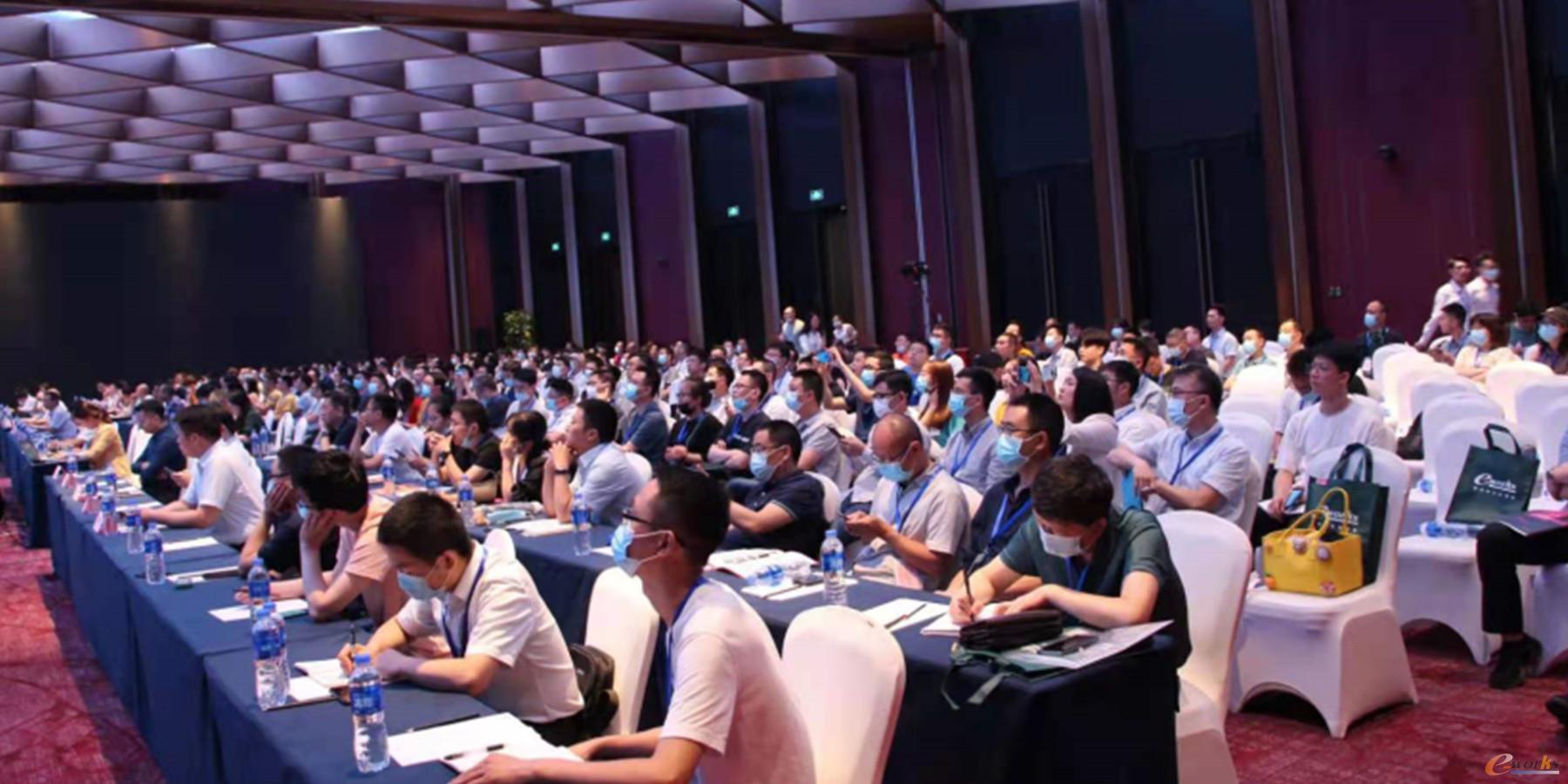 图 1 会议现场