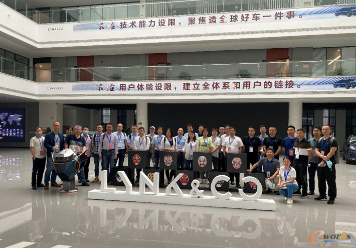 考察团在领克汽车成都智能工厂合影