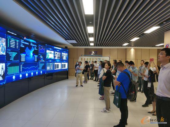 考察团参观中天科技南通科创中心