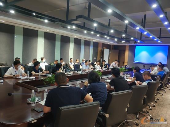 考察团在中天科技南通科创中心座谈交流