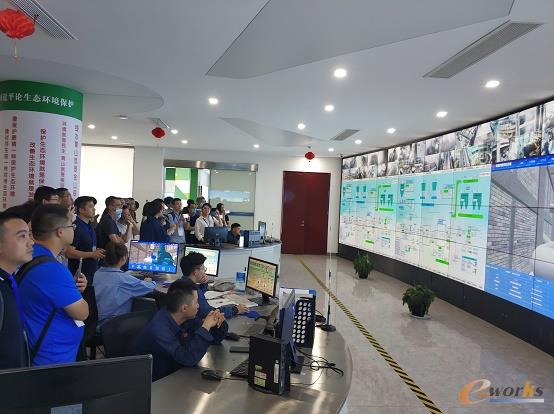 考察团参观转底炉数字化车间中控室