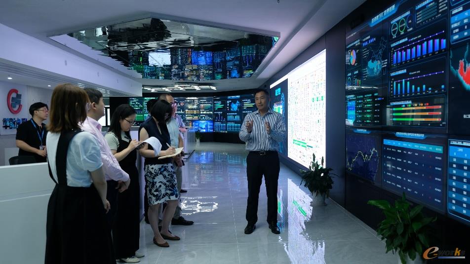 评审组参观华新数字化管控中心