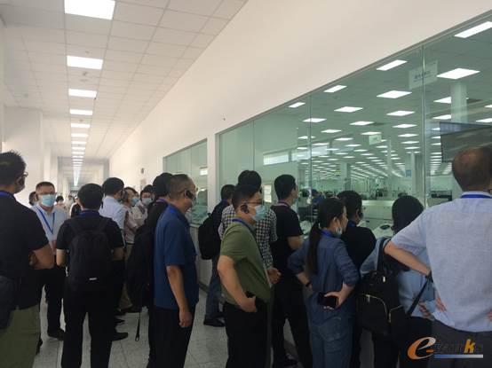 考察团参观普瑞均胜SMT车间