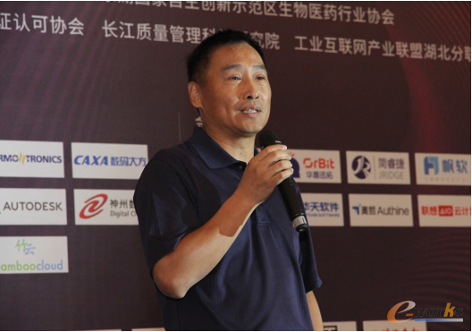 华新水泥助理副总裁、CDO 汤峻